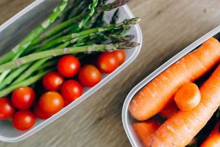 Portions de plats cuisinés en boîtes hermétiques empilées dans un tiroir de congélateur